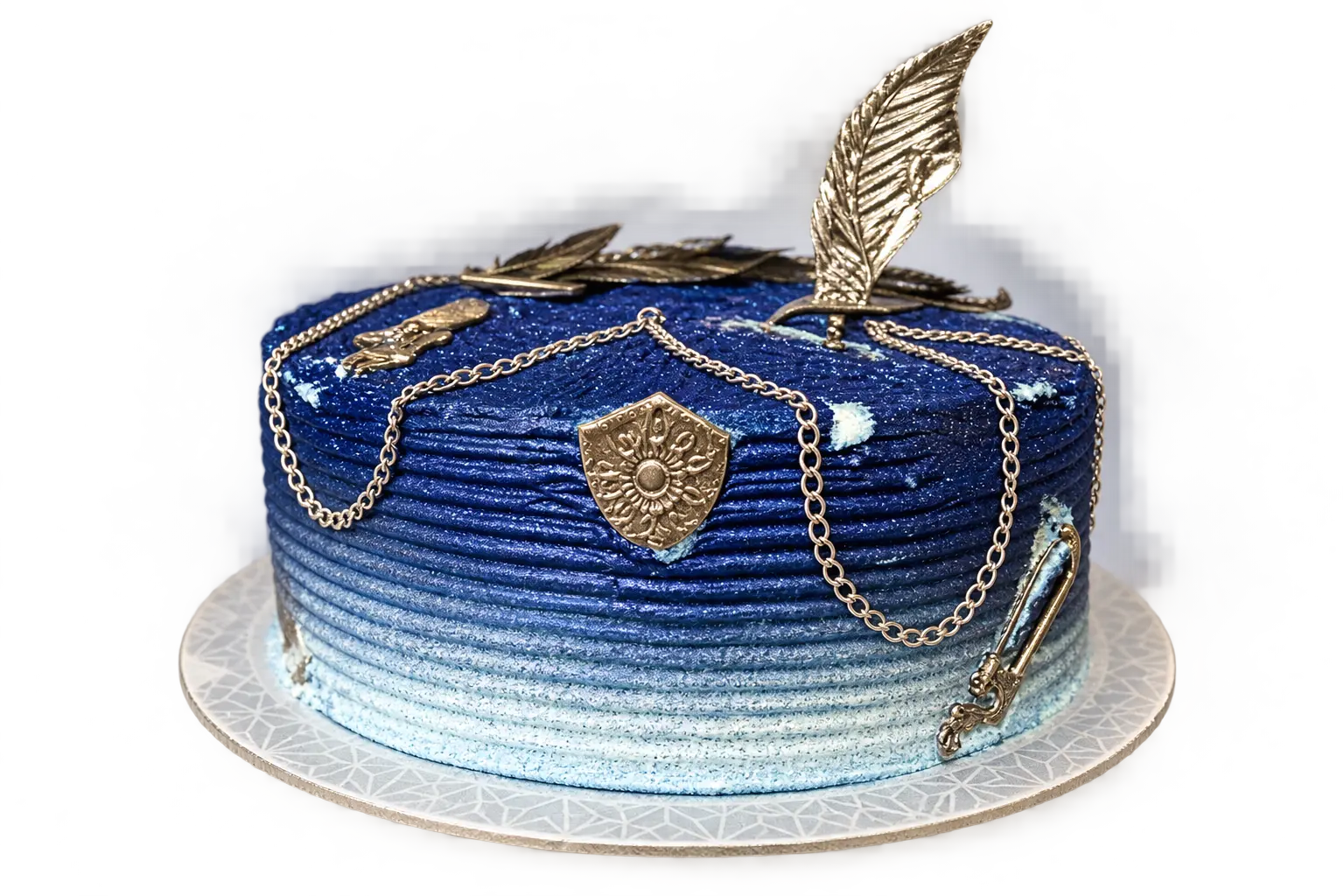 Bolo azul em degradê com detalhes metálicos